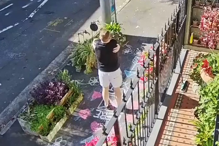 Australian Man Draws A “Hug Here” Spot Outside His House, Capturing Many Heartwarming Moments On His Security Camera
