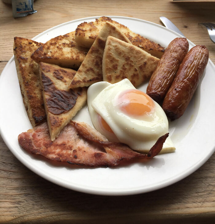 An Ulster Fri From Northern Ireland. Bacon, Egg And Sausage With Fried Potato And Soda Farls.
