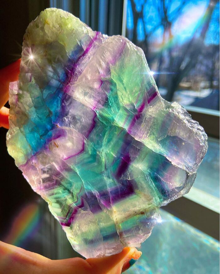 La hermosa fluorita arco iris natural es simplemente bandas de diferentes colores
