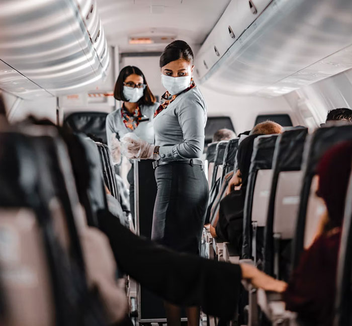 Furious at the man who doesn't give up his seat on the plane, Mom makes a snide remark, he looks to the internet and asks which of them was wrong.
