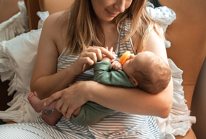 New Mom Warns Her Friend To Wear A Bra Before Meeting Baby, She Doesn't Listen And Calls Her Misogynistic New Mom Warns Her Friend To Wear A Bra Before Meeting Baby, She Doesn't Listen And Calls Her Misogynistic