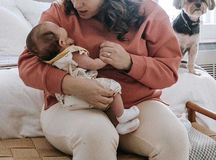 New Mom Warns Her Friend To Wear A Bra Before Meeting Baby, She Doesn't Listen And Calls Her Misogynistic New Mom Warns Her Friend To Wear A Bra Before Meeting Baby, She Doesn't Listen And Calls Her Misogynistic