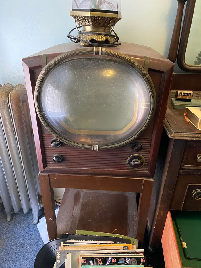 Encontré este viejo televisor en una venta de inmuebles en Ridgewood Queens Nueva York. No vino a casa conmigo, pero era tentador
