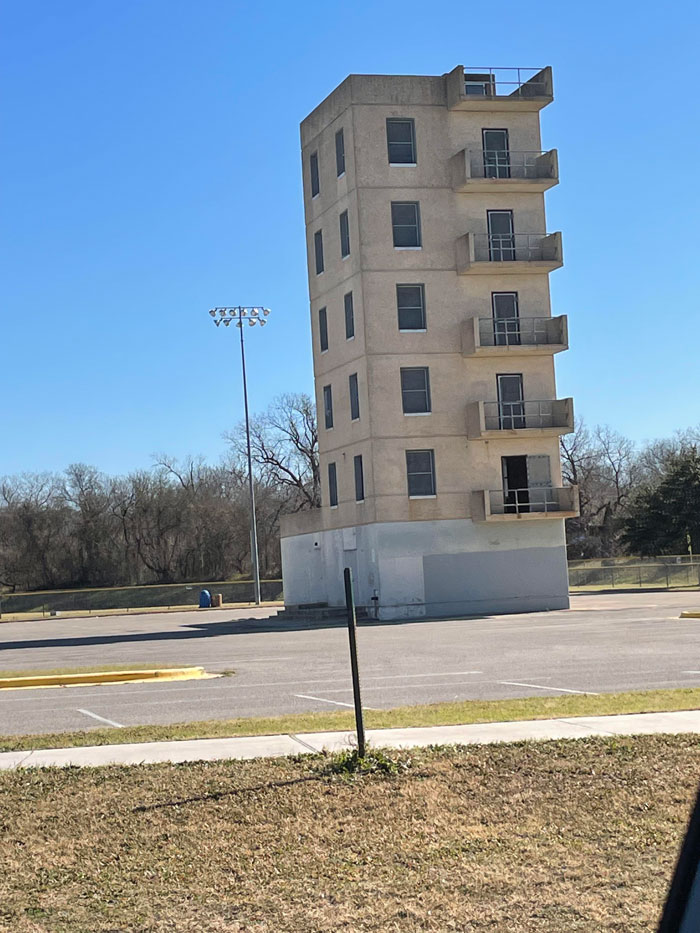 ¿Qué es esta pequeña torre de 6 pisos en medio de un estacionamiento, junto a un campo de béisbol al este de Austin, Texas?