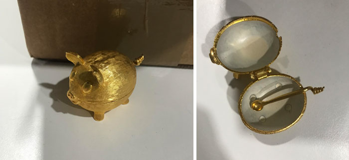 ¿Qué es esta cosa? Pequeño recipiente de oro con forma de cerdito con una pequeña cuchara extraíble que además es la cola