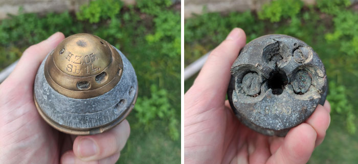 Objeto de bronce y plomo, con algún tipo de escama, sin partes móviles, encontrado mientras excavaba