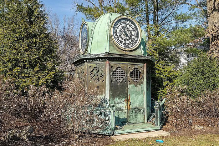 Cerrado, un tipo de kiosco de cobre en una propiedad residencial. Casa construida en 1929