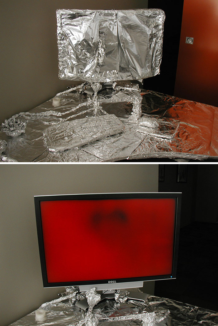 Como broma, me hancubierto la oficina en papel de aluminio. En el proceso, encendieron el monitor sin querer y se ha quemado