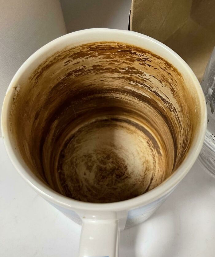 Mi compañero no ha lavado su taza de café en años. Sí, es el mismo del teclado