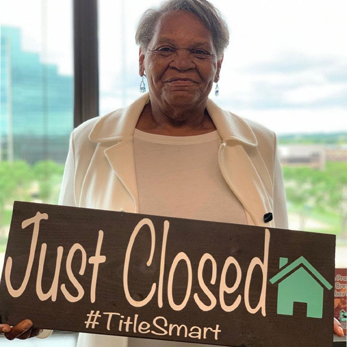 70-Year-Old Woman Tells Neighbors She’s Being Evicted, The Neighborhood Bands Together To Buy The House For Her 70-Year-Old Woman Tells Neighbors She’s Being Evicted, The Neighborhood Bands Together To Buy The House For Her