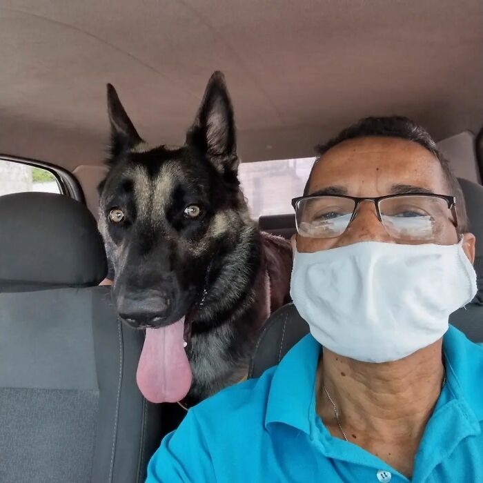 40 Selfies This Guy Has Taken With The Passengers Of His “Pet Taxi” Business