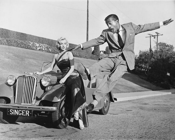 Marilyn Monroe y Sammy Davis Jr. en el aparcamiento de la 20th Century Fox, 1953