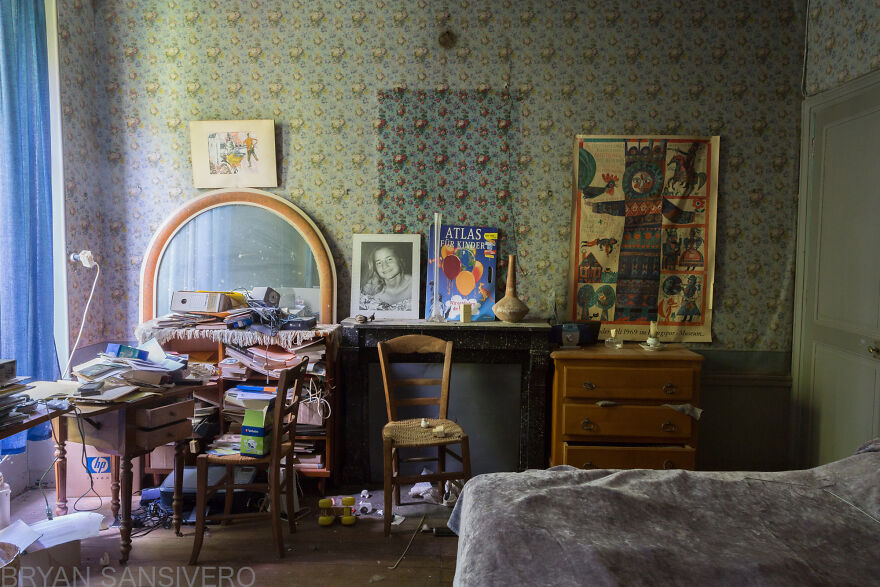 I Photographed Inside An Abandoned Artist’s House In The Countryside Of France With Everything Left Behind (22 Pics)