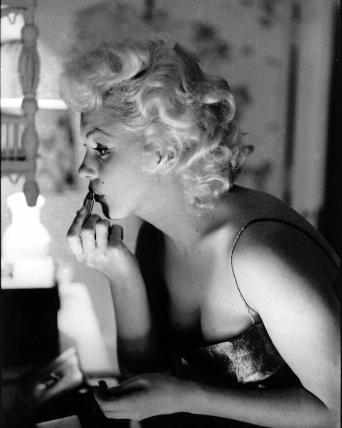 Marilyn Monroe Getting Ready In Her Suite At The Ambassador Hotel, New York, 1955. The Actress Was On Her Way To See The Broadway Premiere Of Tennessee William‘S Cat On A Hot Tin Roof At The Morosco Theatre