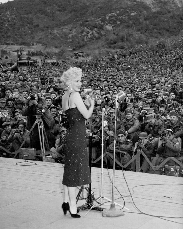 En febrero de 1954, Marilyn Monroe interrumpió su luna de miel con su segundo marido, Joe Dimaggio, para entretener a las tropas en Corea. La actriz realizó diez actuaciones para más de 100.000 soldados