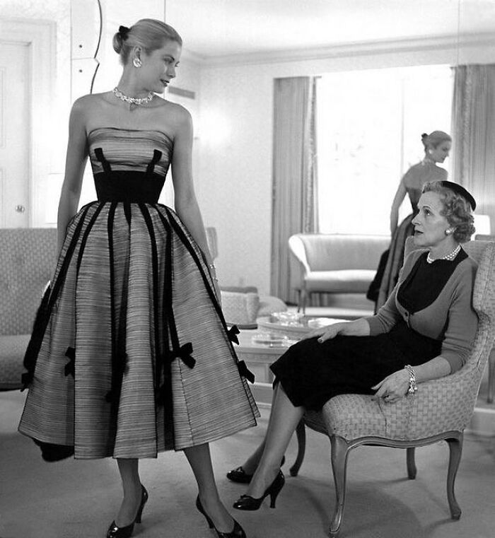 Grace Kelly comprando vestidos con su madre Margaret en Nueva York, 1955