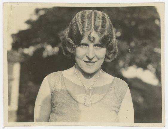 1920s-Spit-Curl-Style-62a8e56dd7862.jpg