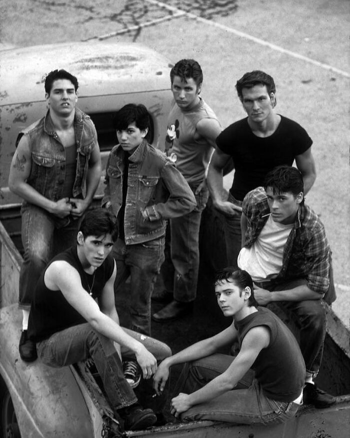 Tom Cruise, Ralph Macchio, Emilio Estevez, Patrick Swayze, Matt Dillon, C. Thomas Howell y Rob Lowe en un fotograma publicitario de Rebeldes, 1983