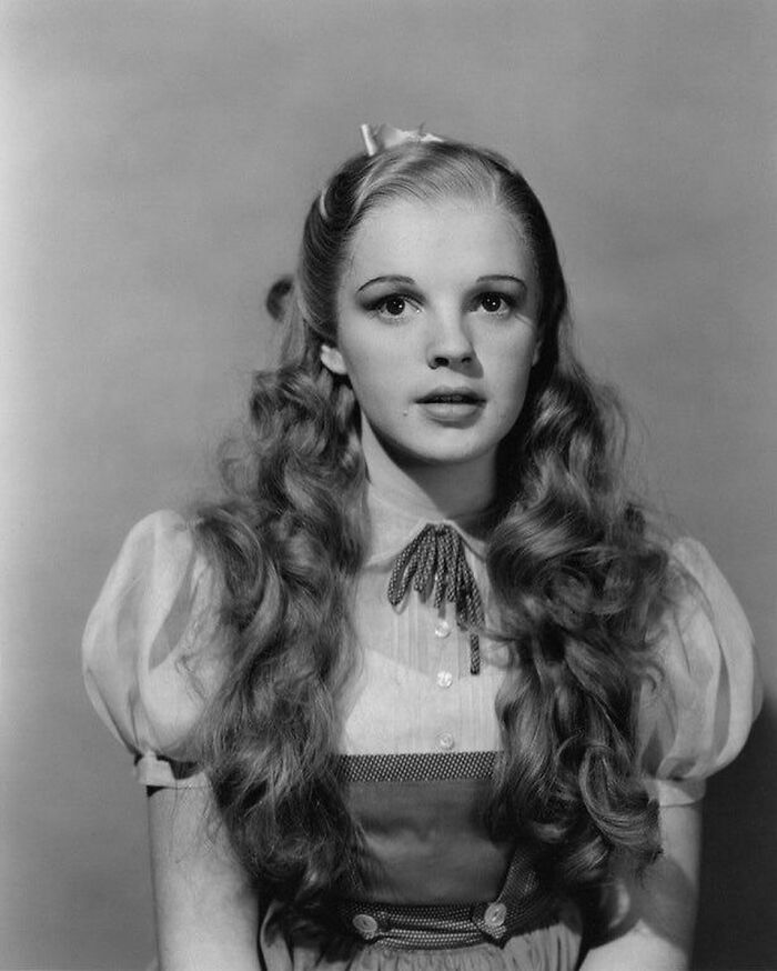 Judy Garland en una de las primeras pruebas de vestuario para El Mago de Oz, 1939