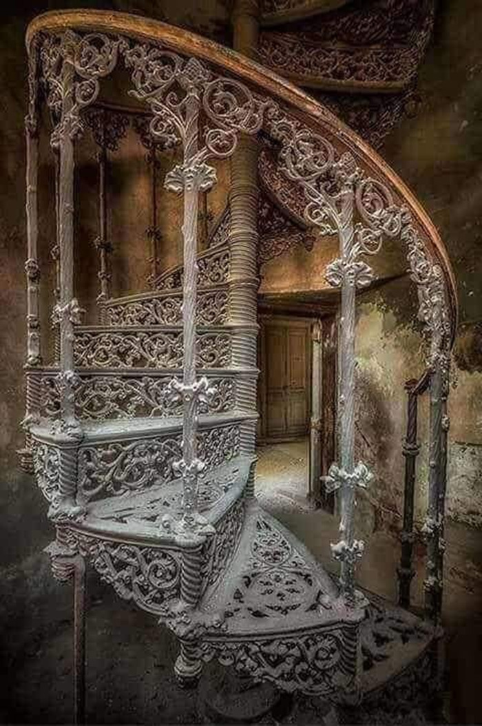 Escalera del siglo XIX en un edificio abandonado