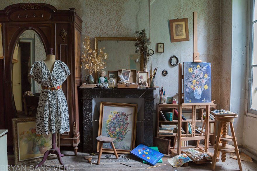 I Photographed Inside An Abandoned Artist’s House In The Countryside Of France With Everything Left Behind (22 Pics)