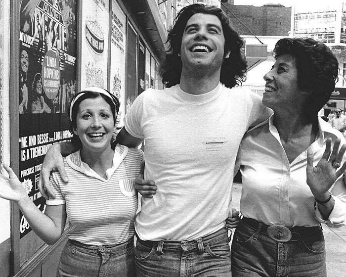John Travolta con sus hermanas Ellen y Ann durante la producción teatral de Bus Stop, 1976