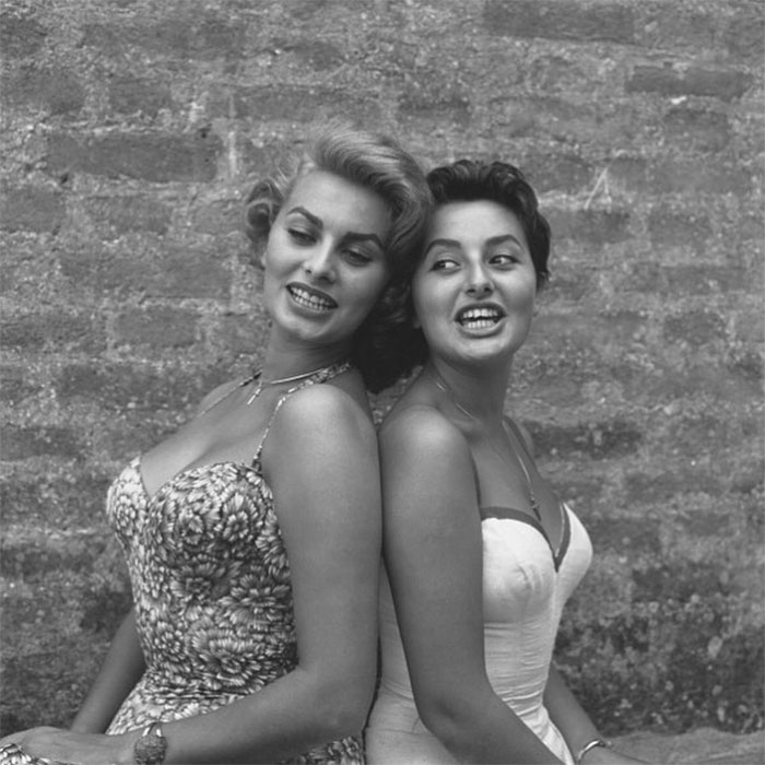 Sophia Loren sentada de espaldas con su hermana pequeña María, 1955