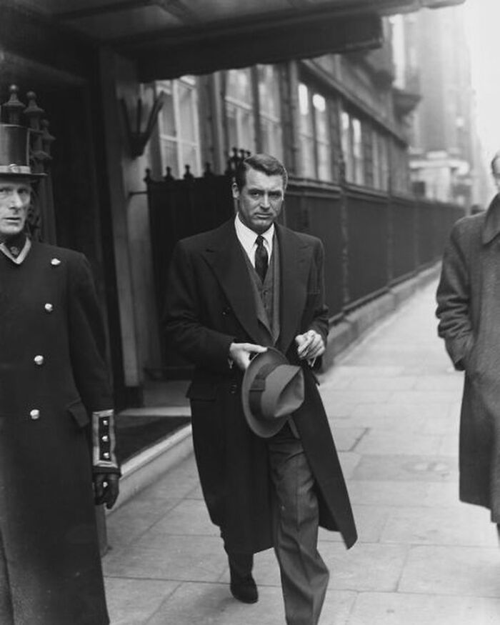 Cary Grant saliendo de su hotel en Londres con estilo, 1946. "Mi padre solía decir: 'Que te vean a ti y no al traje'. Eso debería ser secundario", decía el actor
