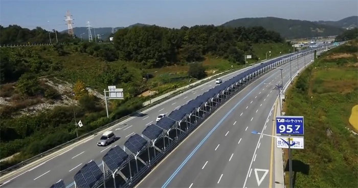 En Corea del Sur, los paneles solares en medio de la autopista tienen un carril bici debajo... los ciclistas están protegidos del sol, aislados del tráfico, y el país puede producir energía limpia