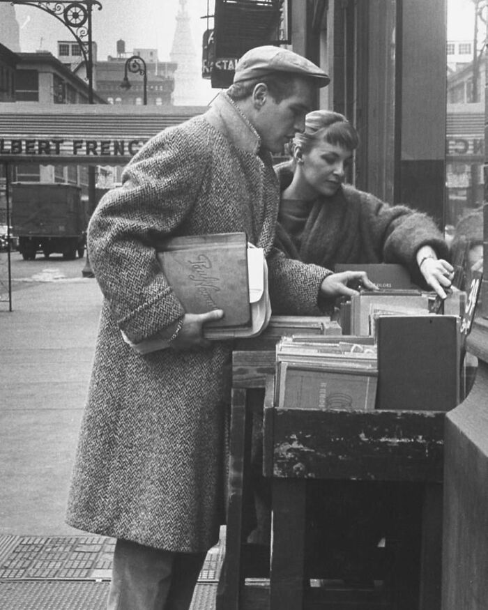 Paul Newman y Joanne Woodward comprando libros en Nueva York, 1959