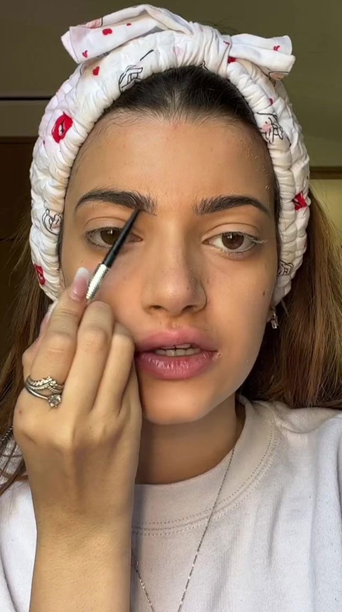 "Makeup Should Be Illegal": TikToker That People Call Mr. Bean's 'Daughter' Embraces 'Catfish' Claims By Posting Makeup Transformations "Makeup Should Be Illegal": TikToker That People Call Mr. Bean's 'Daughter' Embraces 'Catfish' Claims By Posting Makeup Transformations
