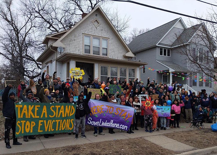 70-Year-Old Woman Tells Neighbors She’s Being Evicted, The Neighborhood Bands Together To Buy The House For Her 70-Year-Old Woman Tells Neighbors She’s Being Evicted, The Neighborhood Bands Together To Buy The House For Her