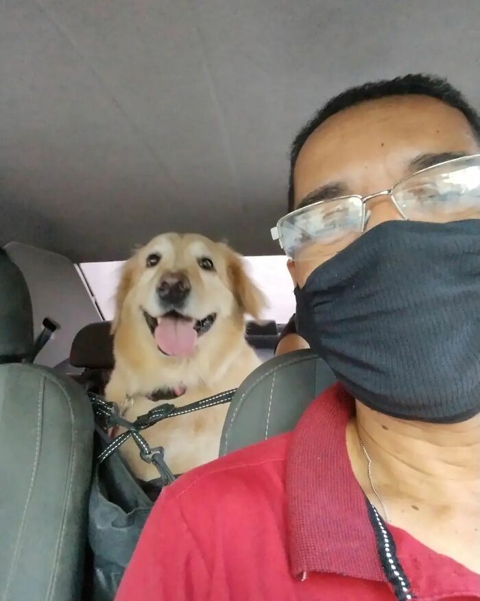 40 Selfies This Guy Has Taken With The Passengers Of His “Pet Taxi” Business