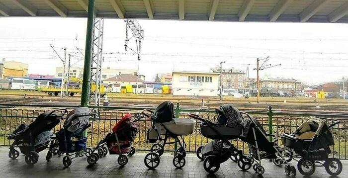 Los padres de Polonia dejaron sus cochecitos de bebé en las estaciones de tren para las madres ucranianas que huyeron con sus hijos