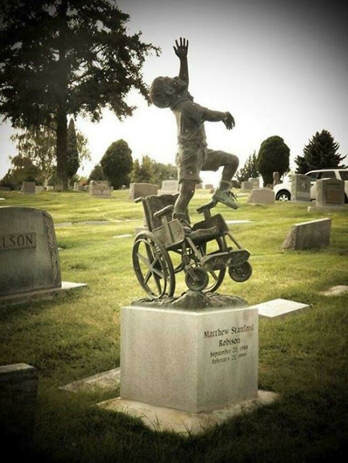 Un padre diseña una lápida para su hijo en silla de ruedas que lo representa "libre de sus cargas terrenales"