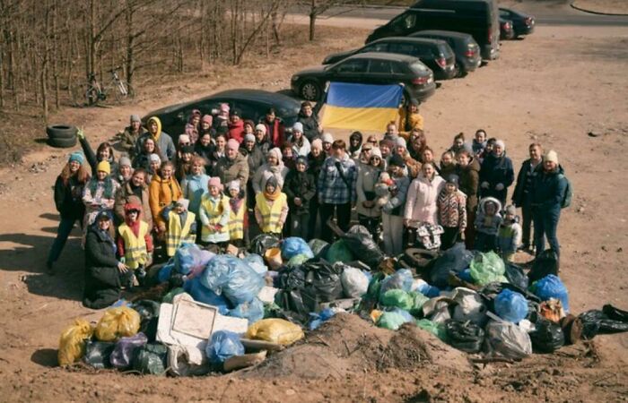 These Are Ukrainian Refugees After Cleaning Up A Park In Poland As A Thank You For Hosting Them. They're Organizing These Things All Over Poland Now