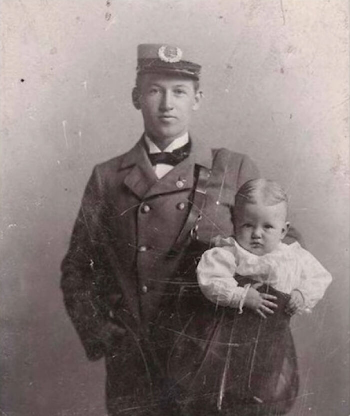 Cartero con un bebé en la bolsa, cuando era legal mandar niños por correo en EEUU, 1913