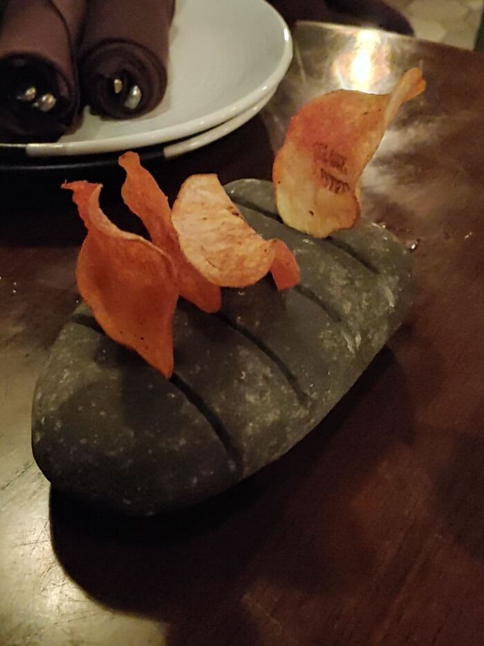 Les presento: 4 patatas fritas sobre una roca