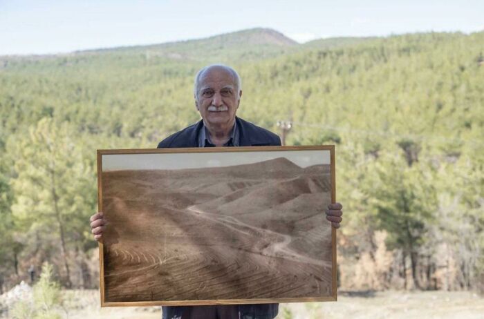 Hikmet Kaya, un ingeniero turco, frente a un terreno que ha reforestado durante 41 años