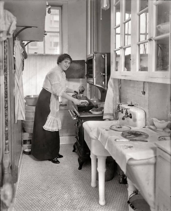 A Look In To A 1914 Kitchen And Rib Roast Enjoyed 107 Years Ago.