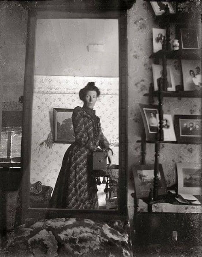 The Early Days Of The Selfie. (1900)