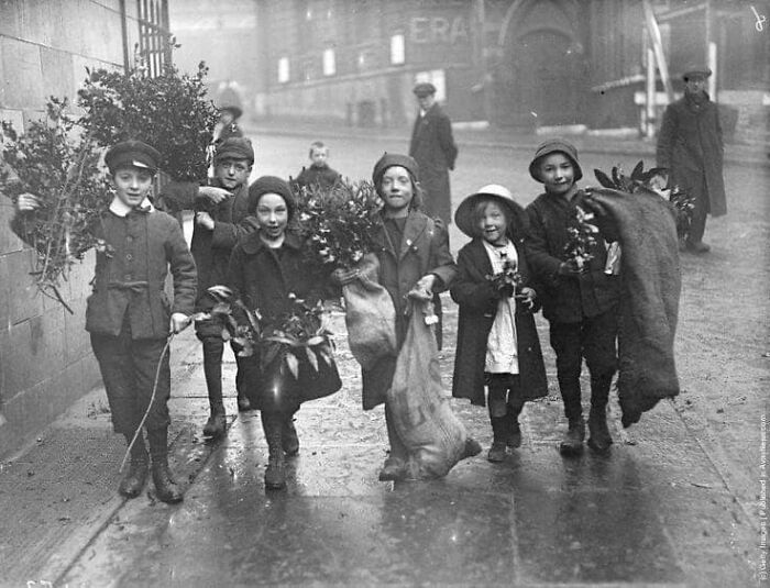 A Nostalgic Look At Christmas Preparations In London, 1915.