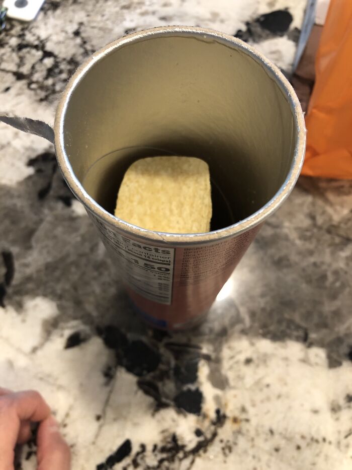 La lata de "Pringles" de gran valor está un tercio vacía al abrirla
