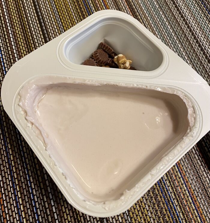 Recuerdo cuando el vaso de mezcla "Good Stuff" estaba lleno en los yogures Chobani. Ahora menos de la mitad