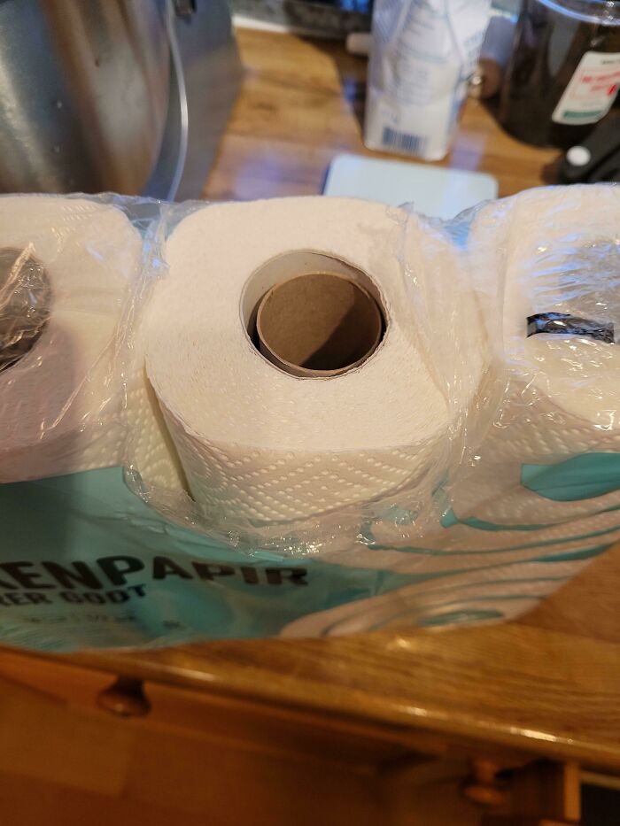 Mi esposa compró hoy toallas de papel de cocina de una cadena de tiendas. He metido un rollo normal dentro para compararlo