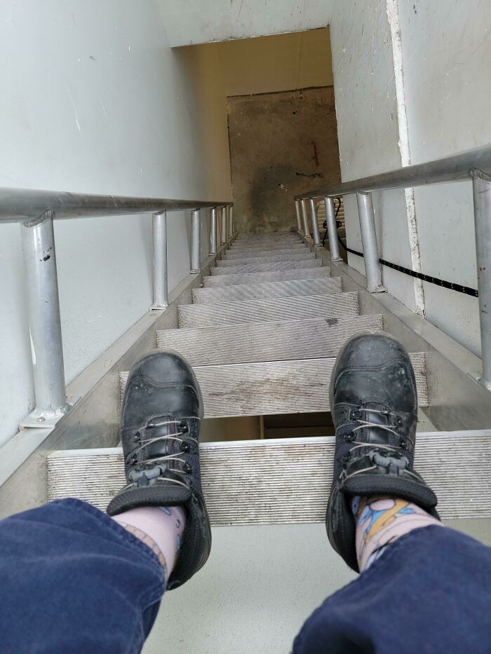 Esta escalera que tengo que subir y bajar en el trabajo todos los días. No, no es una perspectiva forzada. Realmente es así de empinada