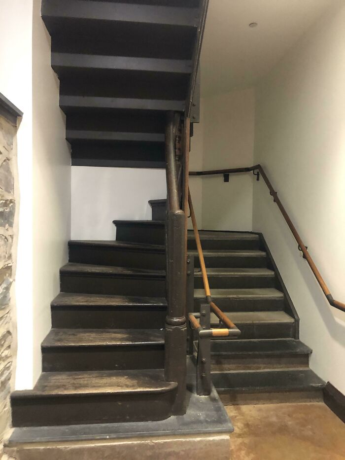 Escaleras en el sótano de un dormitorio de la Universidad de Princeton