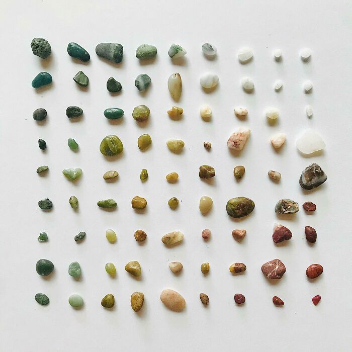 Encontré muchas piedras en la playa y las organicé por colores