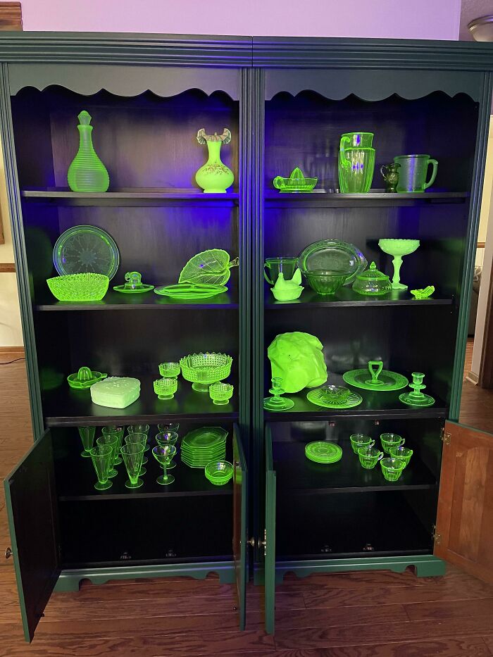 Mi colección de vidrio de uranio que brilla bajo la luz ultravioleta