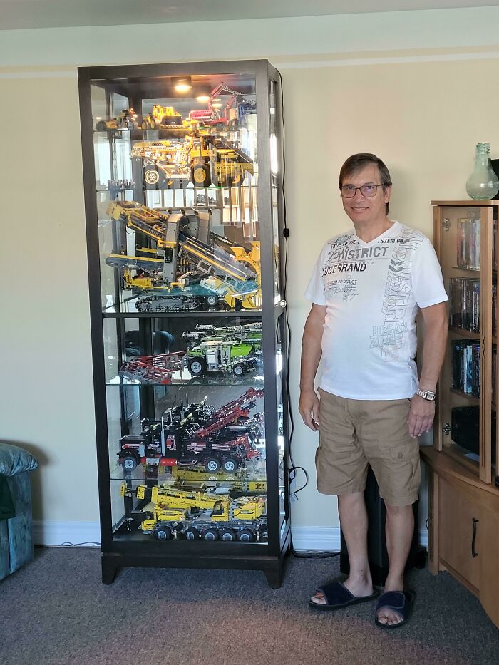 Mi abuelo junto a su colección de LEGO que hizo durante la pandemia
